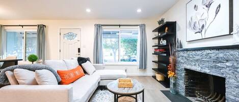 House, Fireplace, Garden View (3 Bedrooms) | Living area