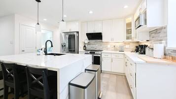 House (3 Bedrooms) | Private kitchen | Microwave, oven, coffee/tea maker, dining tables