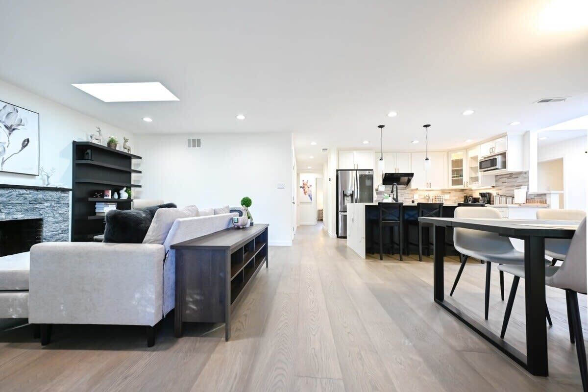 Maison, foyer, vue sur le jardin (3 Bedrooms) | Aire de séjour | Téléviseur à écran plat de 43 po avec télévision par câble