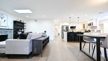 Maison, foyer, vue sur le jardin (3 Bedrooms) | Aire de séjour | Téléviseur à écran plat de 43 po avec télévision par câble