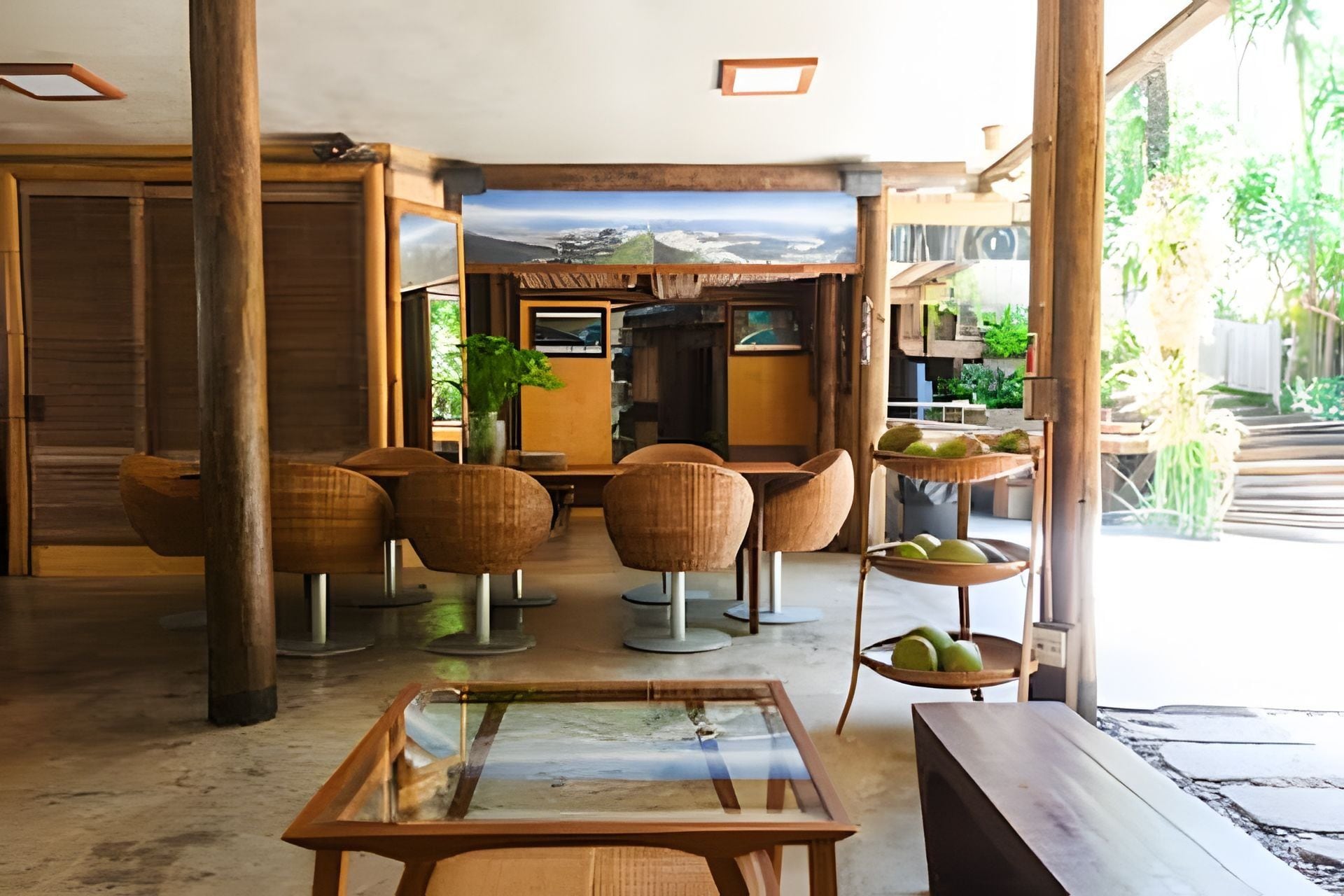 Um interior amplo com mobiliário de madeira, uma mesa de vidro e vista para uma paisagem nevada através de grandes janelas.