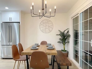 Maison (4 Bedrooms) | Repas dans la chambre