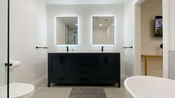 House (4 Bedrooms) | Bathroom | Towels, soap, shampoo, toilet paper