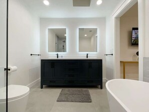 Huis (4 Bedrooms) | Badkamer | Handdoeken, zeep, shampoo, toiletpapier