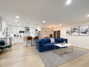 Hus (4 Bedrooms) | Vardagsrum | 43-tums platt-tv med kabelkanaler