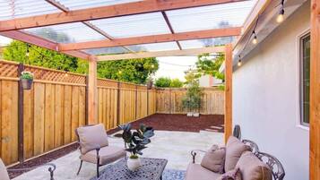 House (4 Bedrooms) | Teres/patio