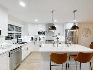 Rumah (4 Bedrooms) | Dapur pribadi | Microwave, oven, mesin pembuat kopi/teh, dan pemanggang roti