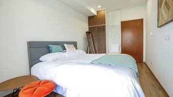 2 bedrooms, iron/ironing board, WiFi