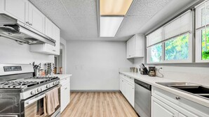 Interior - @ Marbella Lane - 4BR Near Morongo Casino & Outlet Ldry+p (Cabazon)
