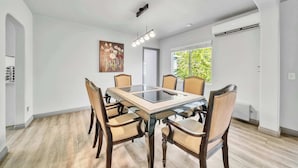 Interior - @ Marbella Lane - 4BR Near Morongo Casino & Outlet Ldry+p (Cabazon)