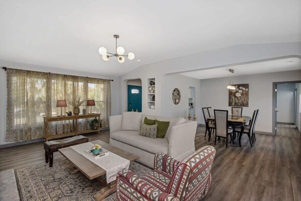 Interior - @ Marbella Lane - 4BR Near Morongo Casino & Outlet Ldry+p (Cabazon)