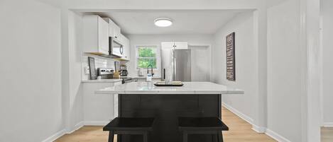 Réfrigérateur, micro-ondes, four, plaque de cuisson