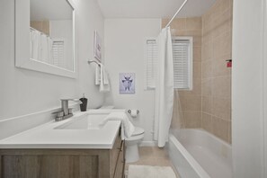 Hair dryer, towels, soap, shampoo - West End ATL Retreat Near BeltLine & Stadium (Atlanta)