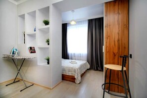 1 slaapkamer, een strijkplank/strijkijzer, wifi, beddengoed