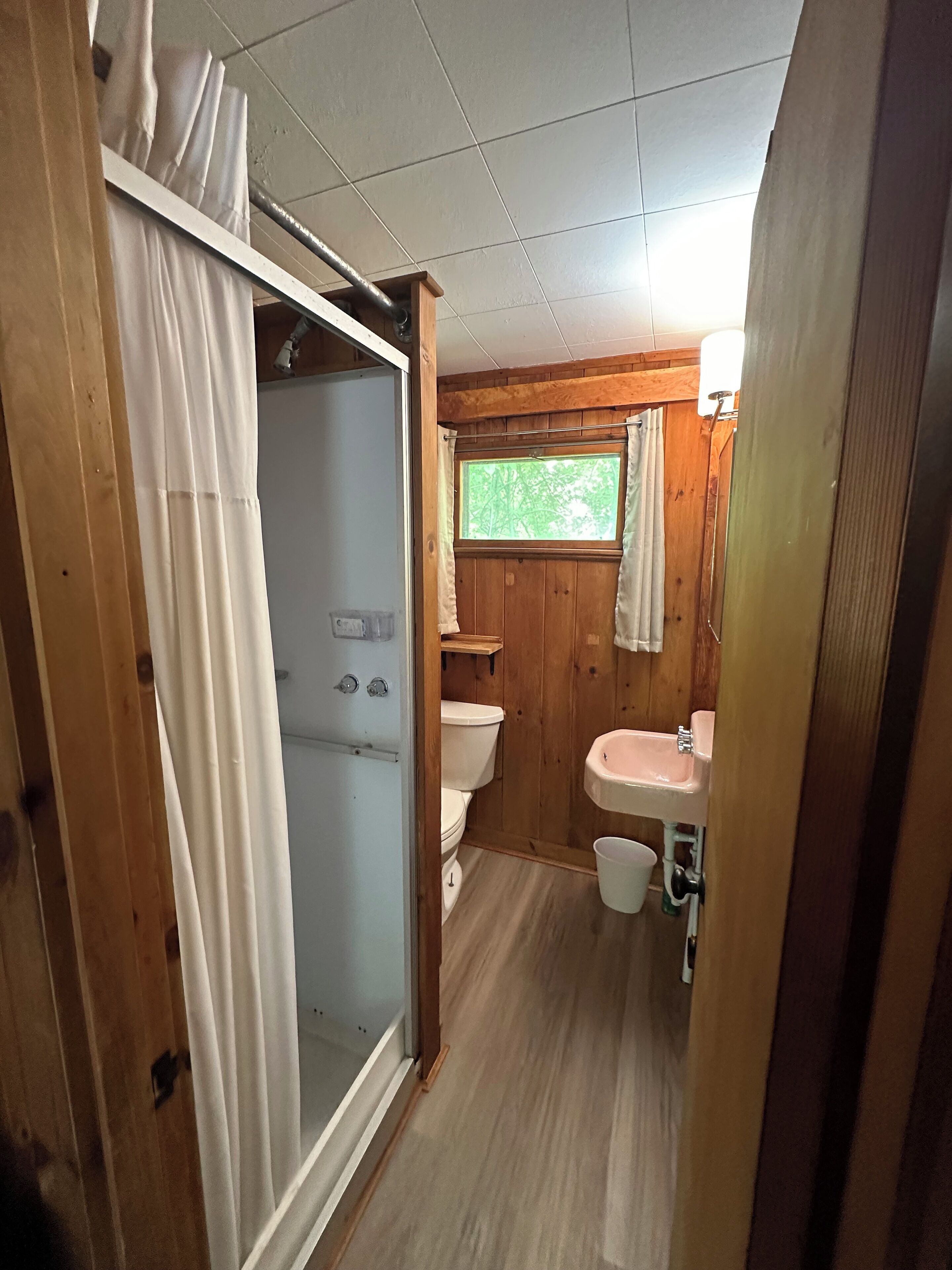 Douche, sèche-cheveux, serviettes fournies, savon