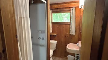 Douche, sĂšche-cheveux, serviettes fournies, savon