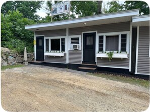 Exterior detail - Cozy 1-Bedroom Cottage Meredith shared beach with AC (Meredith)