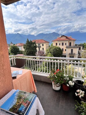 Property grounds - Large downtown Luino apartment with lake views (Luino)