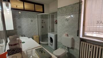 Douche, bidet, serviettes fournies, savon