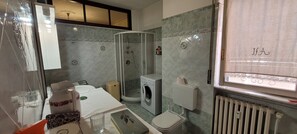 Shower, bidet, towels, soap - Large downtown Luino apartment with lake views (Luino)