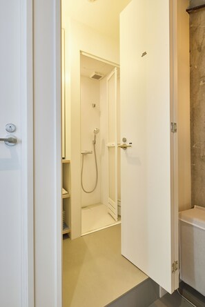 Delad sovsal - Classic - sovsal (män och kvinnor) - icke-rökare (Capsule, 3rd-4th Floor, 1 Bed) | Badrum