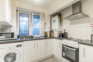 Appartement | Privékeuken | Een koelkast, een magnetron, een oven, een kookplaat