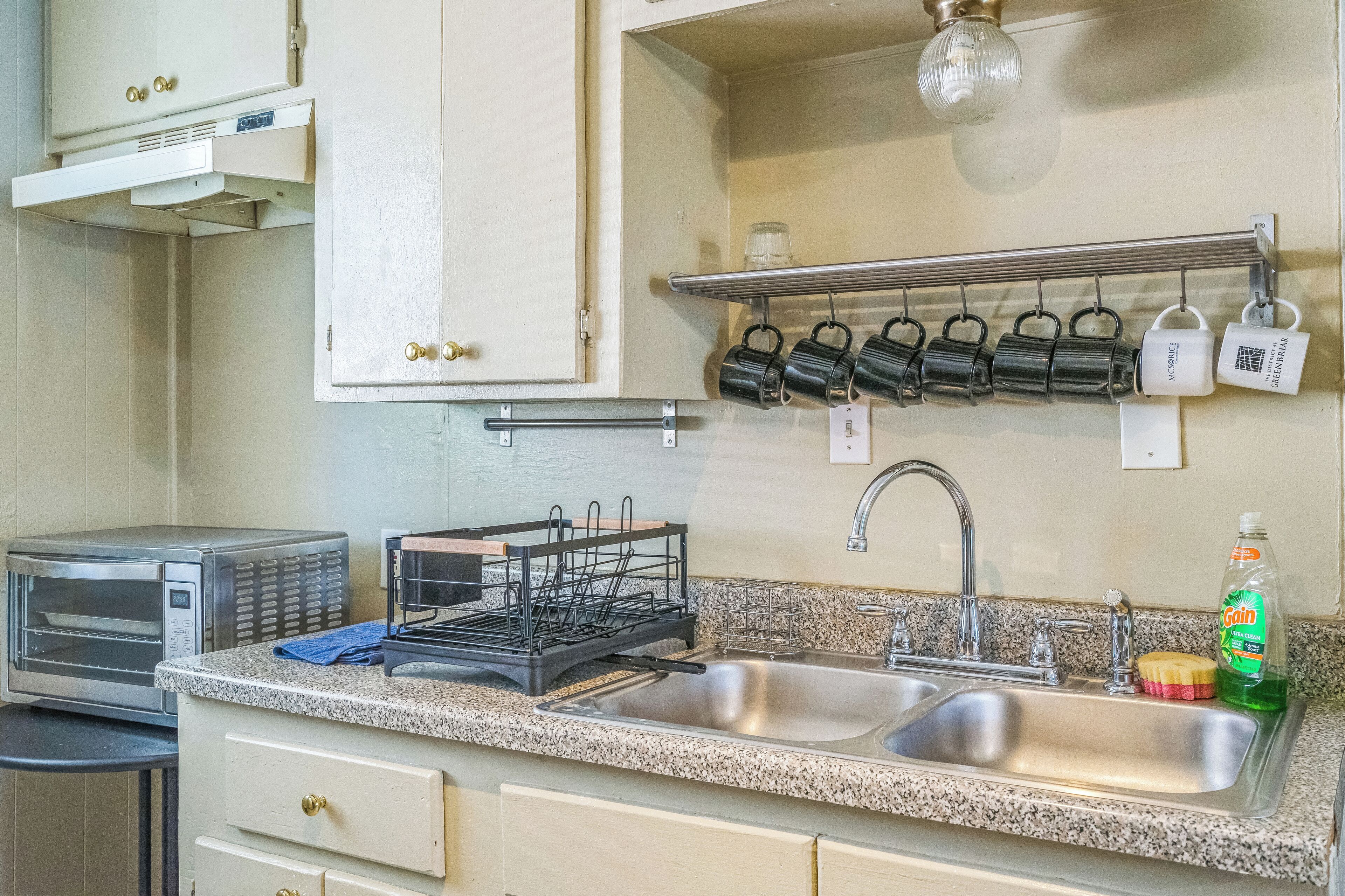 Een koelkast, een magnetron, een oven, een koffiezetapparaat/waterkoker