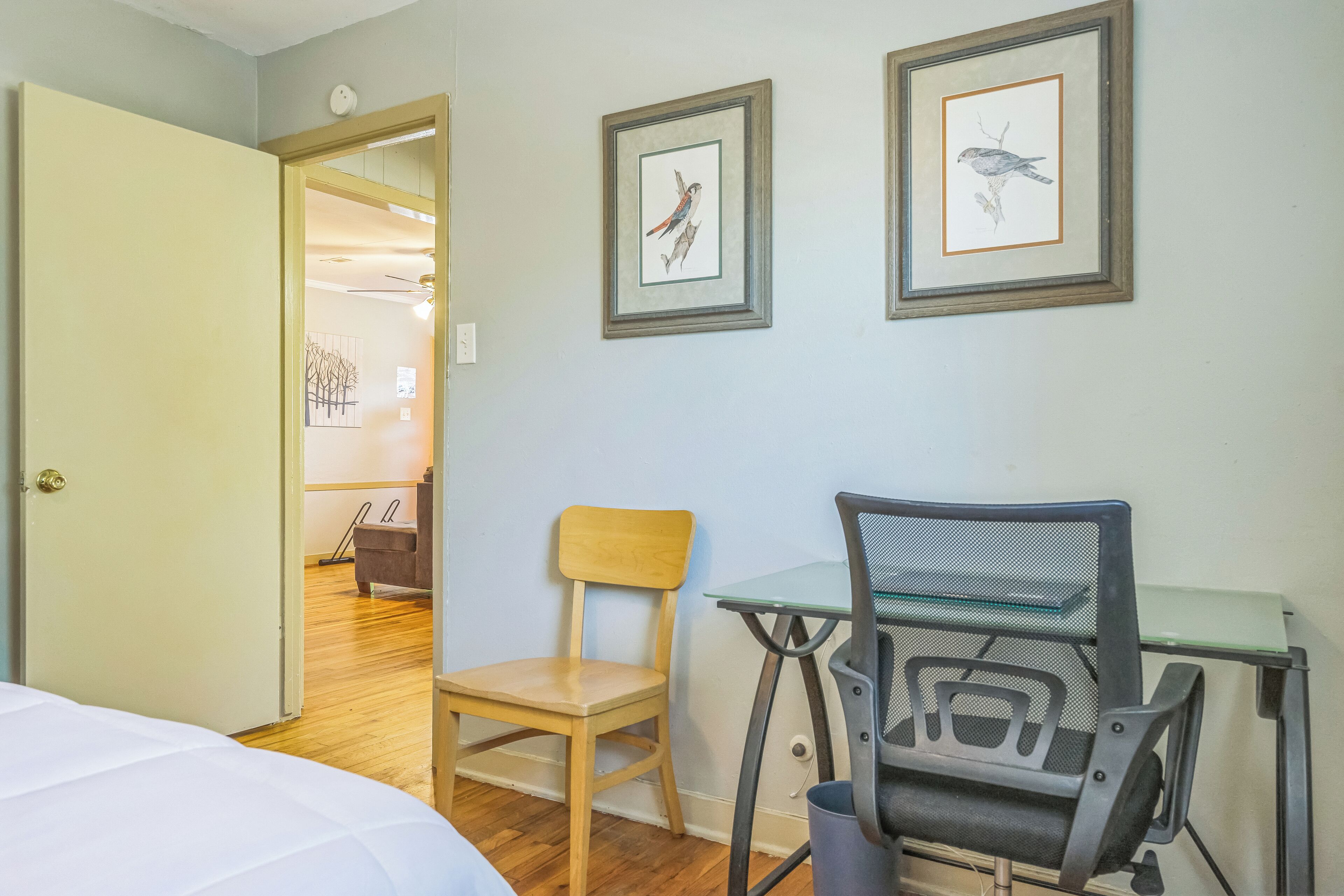 2 slaapkamers, een bureau, een strijkplank/strijkijzer, wifi