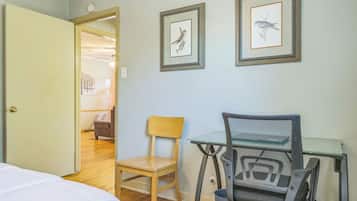 2 slaapkamers, een bureau, een strijkplank/strijkijzer, wifi