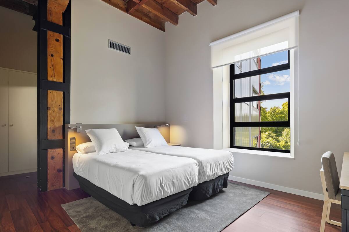 Chambre avec lits jumeaux, vue sur le jardin | Coffre-fort, accès au Wi-Fi (inclus)