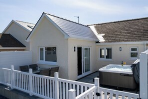 Outdoor spa tub - Bramble Cottage - Dog Friendly Cottage, Hot Tub (Begelly)