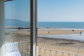 On the beach - 9 Strandways - Sea Views, Parking, Beach Access (Saundersfoot)