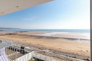 On the beach - 9 Strandways - Sea Views, Parking, Beach Access (Saundersfoot)