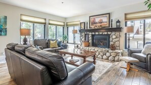 Smart TV, chimenea y futbolito 