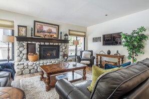 Smart TV, fireplace, foosball - Walk to Ski, Silver Bear w/ Pool & Spa 625 (Mammoth Lakes)