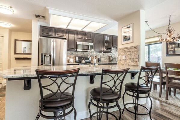 Køleskab, mikrobølgeovn, ovn, kogeplade