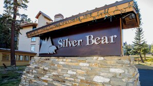 Señal de 'Silver Bear' con base de piedra y silueta de montaña.