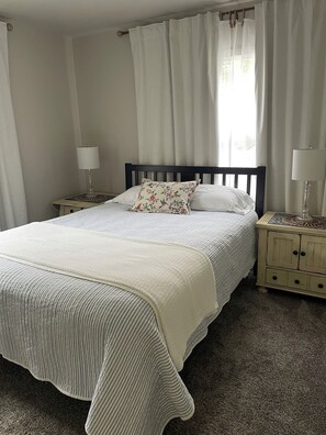 2 bedrooms, iron/ironing board, travel cot, WiFi - The Bird Nest 2-bedroom central & safe for families close to Sanford, VA, & Zoo (Sioux Falls)