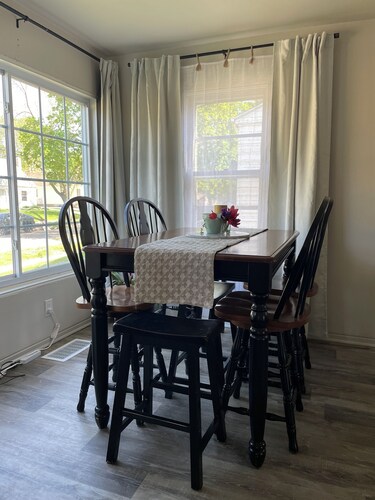 The Bird Nest 2-bedroom central & safe for families close to Sanford, VA, & Zoo