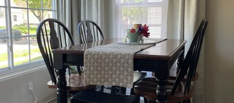 The Bird Nest 2-bedroom central & safe for families close to Sanford, VA, & Zoo