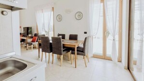 Una cocina moderna con comedor.