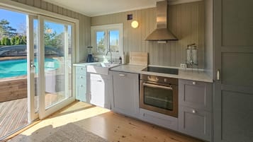 Kühlschrank, Geschirrspüler, Wasserkocher mit Kaffee-/Teezubehör