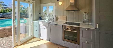 Jääkaappi, astianpesukone, kahvin-/teenkeitin