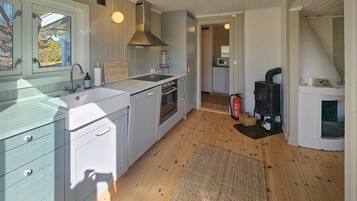 Kühlschrank, Geschirrspüler, Wasserkocher mit Kaffee-/Teezubehör