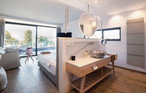 5 bedrooms, in-room safe, iron/ironing board, travel crib
