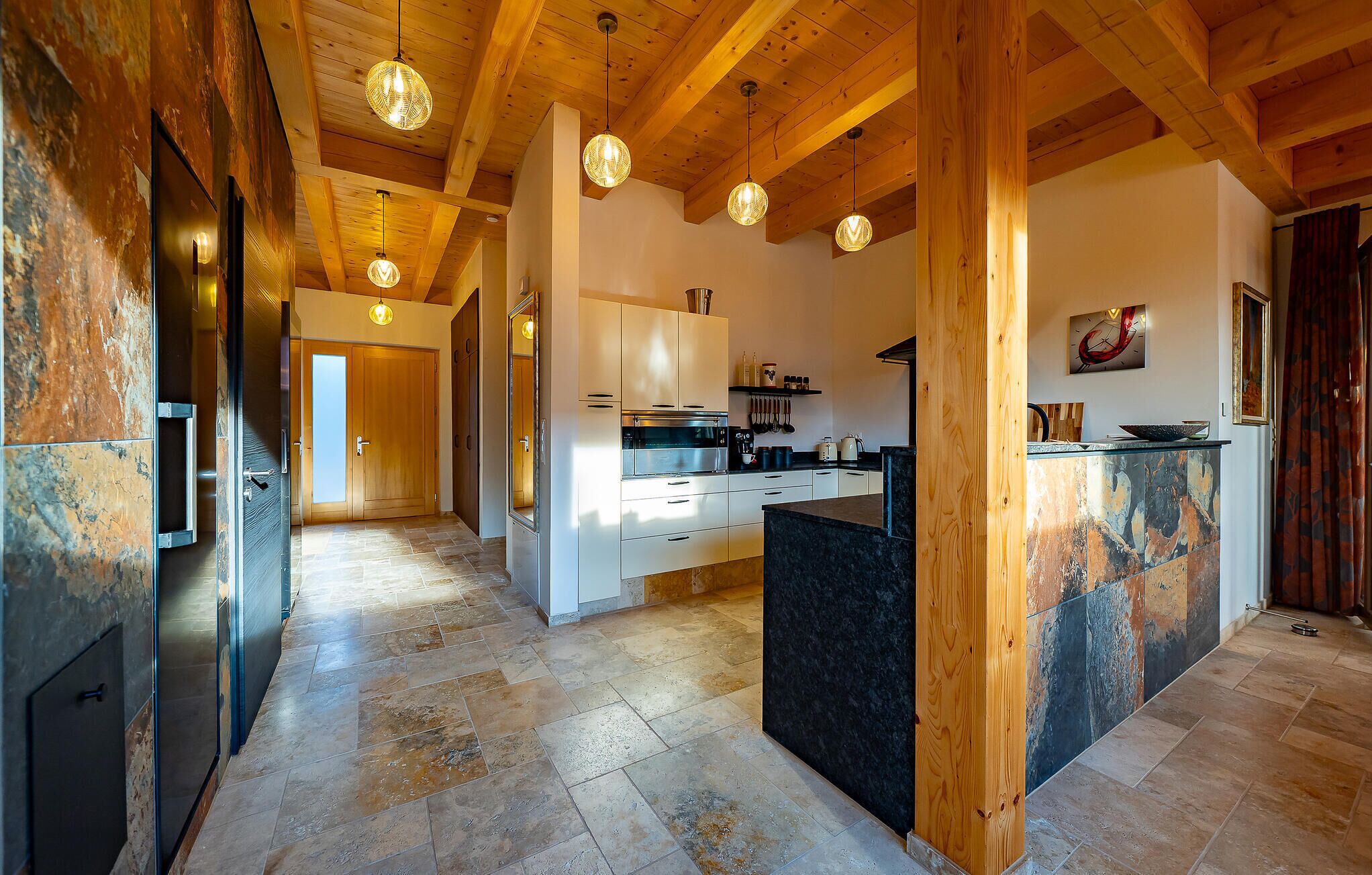 Kylskåp, spishäll, diskmaskin och kaffe- och tebryggare