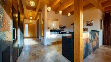 Kylskåp, spishäll, diskmaskin och kaffe- och tebryggare