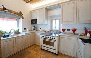 Fridge, dishwasher, coffee/tea maker