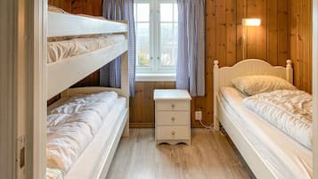 4 bedrooms, iron/ironing board, free WiFi