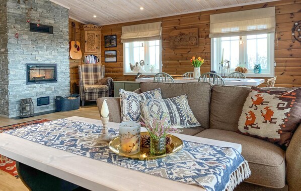 Smart TV, fireplace - Gorgeous home in Oppdal with WiFi (Oppdal)